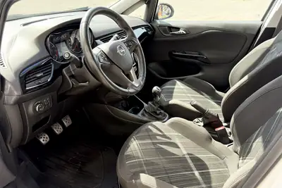 Opel Corsa 1.0 Turbo Black Edition — Citadine dynamique, état impeccable et très bien équipée — détail