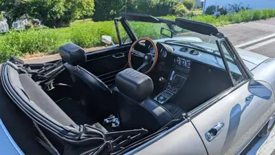 Alfa Romeo Spider 2000 Veloce — Cabriolet vintage 1978, historique complet et état impeccable — Innenraum