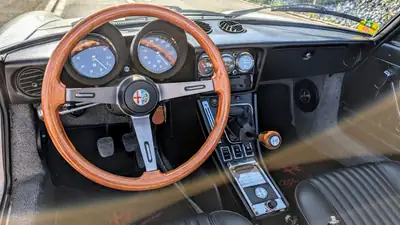 Alfa Romeo Spider 2000 Veloce — Cabriolet vintage 1978, historique complet et état impeccable — Armaturenbrett