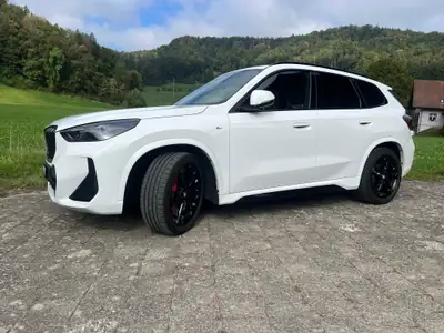 BMW X1 x20d xDrive — SUV compact diesel hybride, M Sport Pro, faible kilométrage — vue extérieure