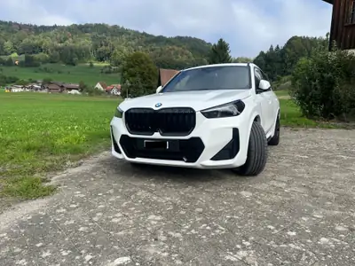 BMW X1 x20d xDrive — SUV compact diesel hybride, M Sport Pro, faible kilométrage — côté