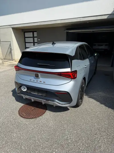 CUPRA Born Electric e-Boost — Berline électrique performante, 48 000 km seulement — side view
