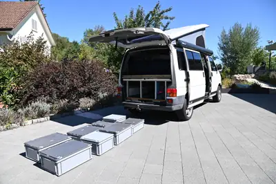VW T4 Caravelle 2.5 Syncro — Camping-car 4×4 aménagé, 8 places, toit relevable — rear view
