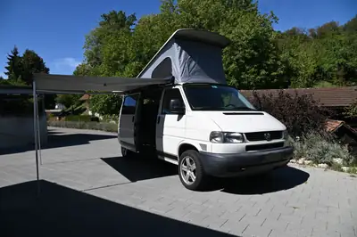 VW T4 Caravelle 2.5 Syncro — Camping-car 4×4 aménagé, 8 places, toit relevable — exterior view