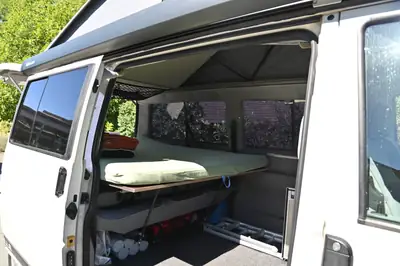VW T4 Caravelle 2.5 Syncro — Camping-car 4×4 aménagé, 8 places, toit relevable — interior