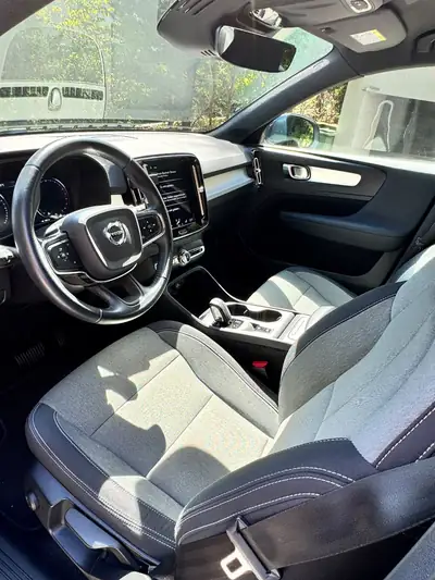 Volvo XC40 T2 Xcite 2021 — SUV compact fiable, 84'600 km, sans sinistre — cruscotto
