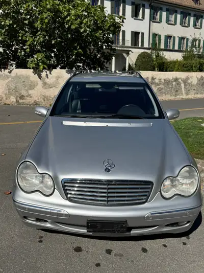 Mercedes-Benz C 240 V6 4Matic — Berline break élégante, transmission intégrale et motorisation 6-cylindres — exterior view