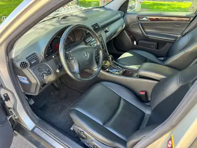Mercedes-Benz C 240 V6 4Matic — Berline break élégante, transmission intégrale et motorisation 6-cylindres — interior