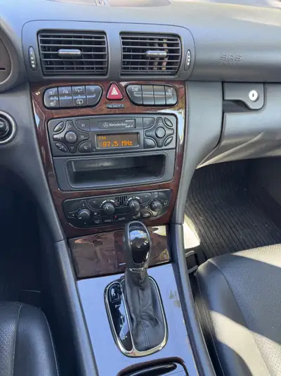 Mercedes-Benz C 240 V6 4Matic — Berline break élégante, transmission intégrale et motorisation 6-cylindres — dashboard
