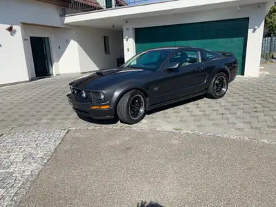 Ford Mustang 4.6 V8 Premium — Coupé mythique, 304 ch et boîte manuelle — exterior view