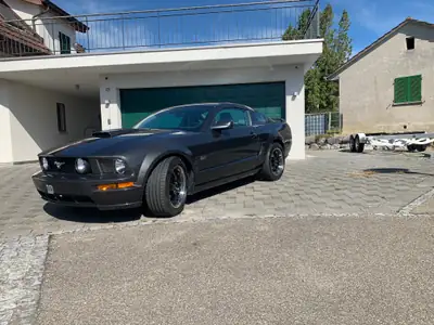 Ford Mustang 4.6 V8 Premium — Coupé mythique, 304 ch et boîte manuelle — rear view