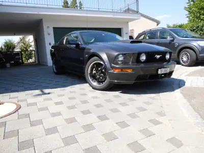Ford Mustang 4.6 V8 Premium — Coupé mythique, 304 ch et boîte manuelle — side view