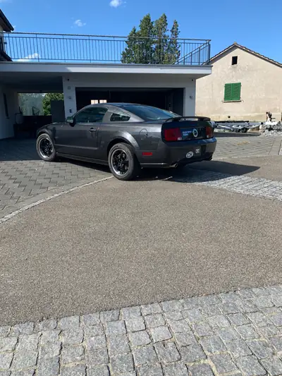 Ford Mustang 4.6 V8 Premium — Coupé mythique, 304 ch et boîte manuelle — Thumbnail 7