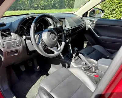Mazda CX-5 2.2 D Revolution AWD — SUV robuste, équipé 4x4 et pneus hiver inclus — côté