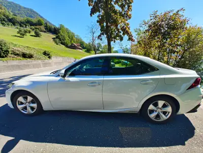Lexus IS 300h Comfort — Hybride élégant, consommation record et garantie étendue — Seitenansicht