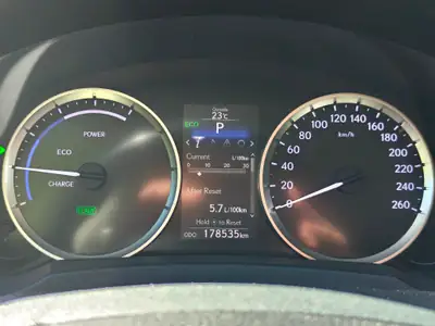 Lexus IS 300h Comfort — Hybride élégant, consommation record et garantie étendue — Armaturenbrett