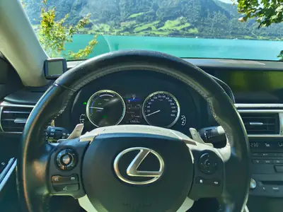 Lexus IS 300h Comfort — Hybride élégant, consommation record et garantie étendue — Innenraum