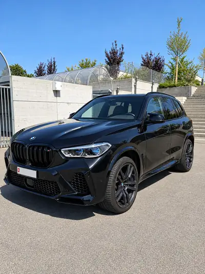 BMW X5M M Competition — 625 ch, performance extrême et allure agressive — côté