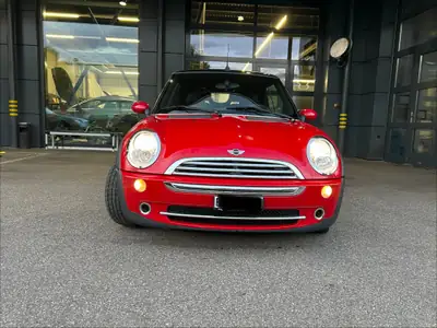 MINI Cabrio 1.6i Cooper — Cabriolet emblématique, rouge vif et liberté de conduite — Heckansicht