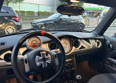 MINI Cabrio 1.6i Cooper — Cabriolet emblématique, rouge vif et liberté de conduite — Seitenansicht