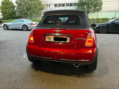 MINI Cabrio 1.6i Cooper — Cabriolet emblématique, rouge vif et liberté de conduite — Innenraum