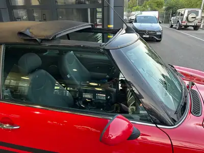 MINI Cabrio 1.6i Cooper — Cabriolet emblématique, rouge vif et liberté de conduite — Armaturenbrett