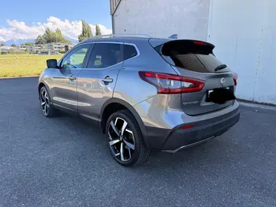 Nissan Qashqai 1.2 DIG-T Tekna — SUV compact dynamique, transmission CVT fluide — fianco
