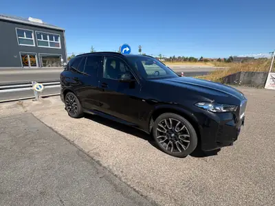 BMW X5 xDrive50e M Sport — Hybride rechargeable, 43'000 km, technologie premium — side view