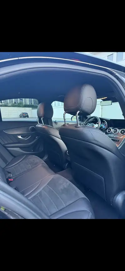 Mercedes-Benz C 180 AMG Line — Élégance berline avec 8 pneus neufs — intérieur