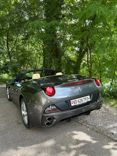 Ferrari California 4.3 — Cabriolet sport atmosphérique, 59'000 km, sans sinistre — côté