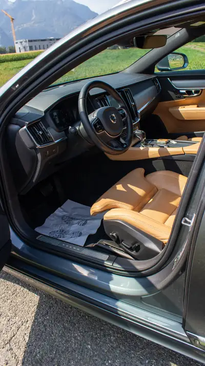 Volvo V90 2.0 T6 Inscription AWD — Élégance suédoise et performance tout-terrain — intérieur