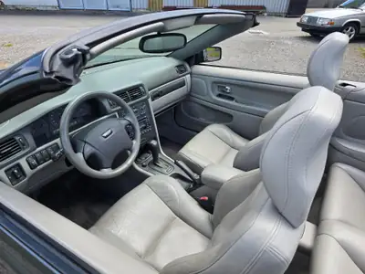 Volvo C70 2.0 T — Cabriolet élégant, moteur turbo performant, historique sans sinistre — tableau de bord
