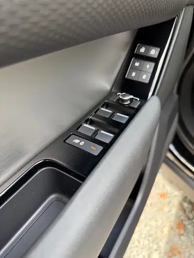 Range Rover Velar 2.0 T R-Dynamic SE — SUV premium British, entretien récent, kilométrage modéré — Miniature 9