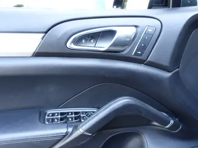 Porsche Cayenne Turbo 2014 — SUV sportif 520 ch, tous terrains maîtrisés — Miniature 17