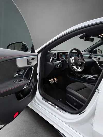 Mercedes-Benz CLA 35 AMG 4matic — Élégance sportive et traction intégrale — Miniatura 7