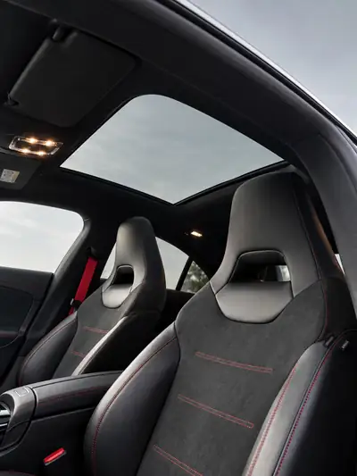Mercedes-Benz CLA 35 AMG 4matic — Élégance sportive et traction intégrale — Miniatura 8