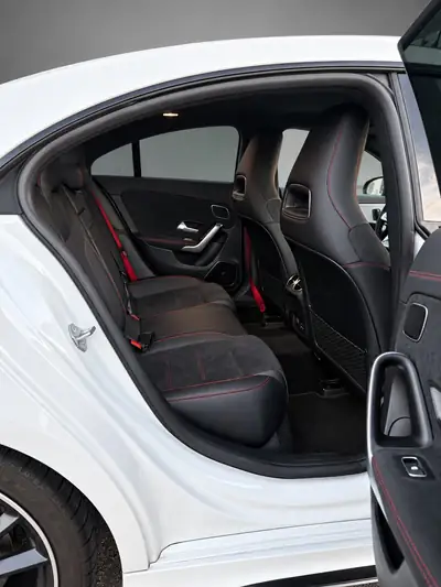 Mercedes-Benz CLA 35 AMG 4matic — Élégance sportive et traction intégrale — Miniatura 9