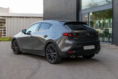 Mazda 3 Homura 2.0 186 PS — Mild-Hybrid, automatique, état impeccable — intérieur