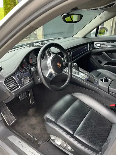 Porsche Panamera 3.0 V6 4S PDK — Berline sport prestige, kilométrage autoroute — Seitenansicht