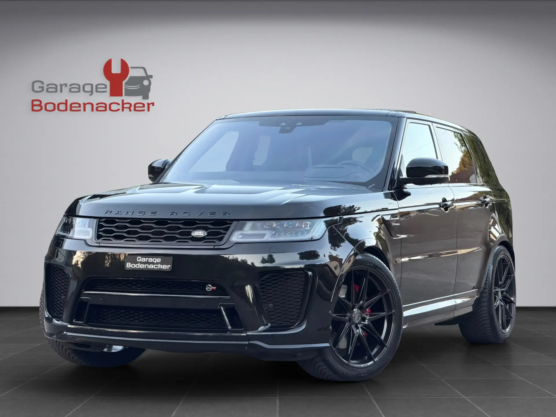 Range Rover Sport SVR 5.0 V8 — 575 ch de puissance brute, finition premium