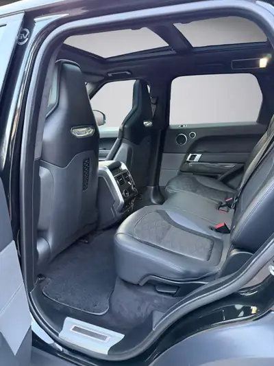 Range Rover Sport SVR 5.0 V8 — 575 ch de puissance brute, finition premium — Miniatura 12