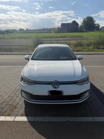 VW Golf 1.5 eTSI 130 PS — Citadine efficace avec technologie hybride légère — fianco