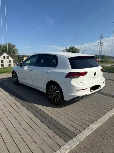 VW Golf 1.5 eTSI 130 PS — Citadine efficace avec technologie hybride légère — vista posteriore