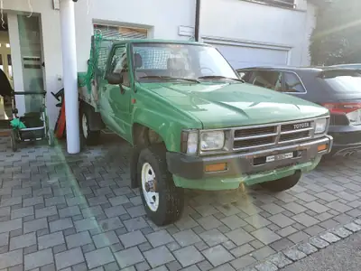 Toyota Hilux 4WD 1989 — Le pickup légendaire, robustesse éprouvée et 4x4 intégral — côté