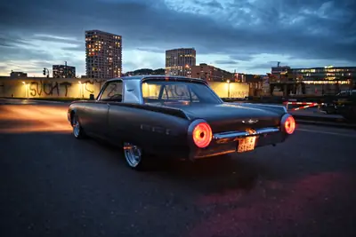 Ford Thunderbird 1962 — Légende américaine, 303 ch, kilométrage exceptionnel — côté