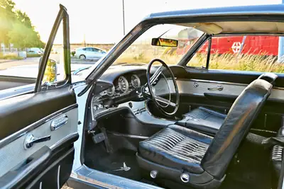 Ford Thunderbird 1962 — Légende américaine, 303 ch, kilométrage exceptionnel — intérieur