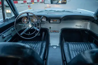Ford Thunderbird 1962 — Légende américaine, 303 ch, kilométrage exceptionnel — détail