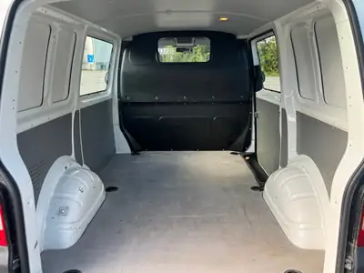 VW T5 Transporter — Utilitaire fiable 140 ch diesel, faible kilométrage — interior