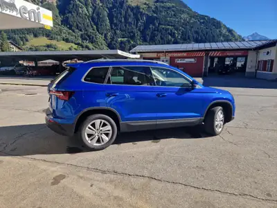 Skoda Karoq 2.0 TDI Selection 4x4 — SUV robuste, 8 pneus neufs inclus — vista posteriore
