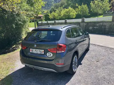 BMW X1 20d xDrive — SUV compact diesel robuste, 203 000 km, sans sinistre — vista posteriore